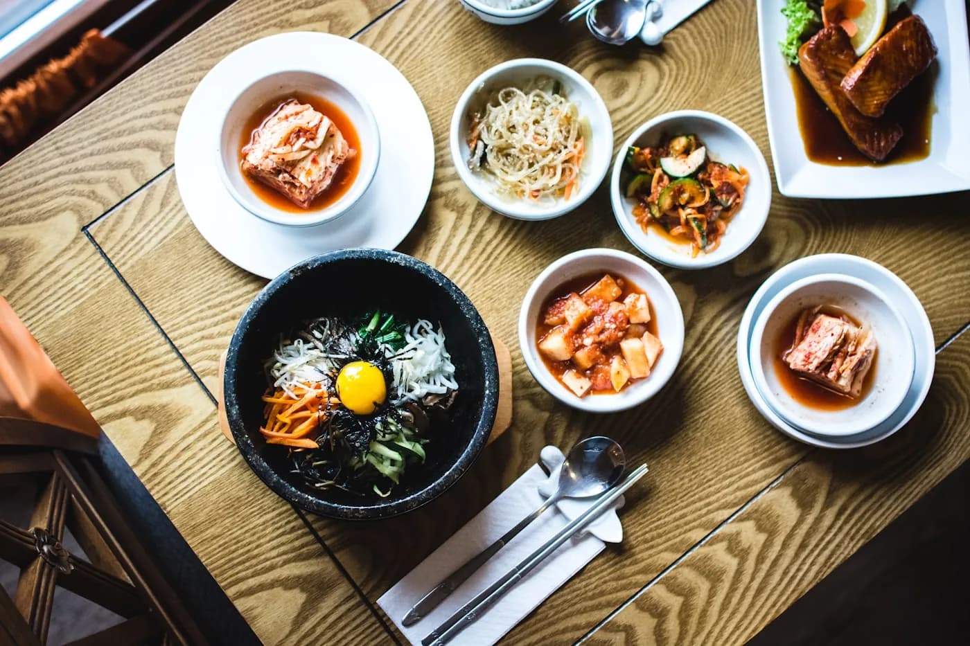 비빔밥과 반찬을 차린 한식 테이블 · 매장 예시 사진